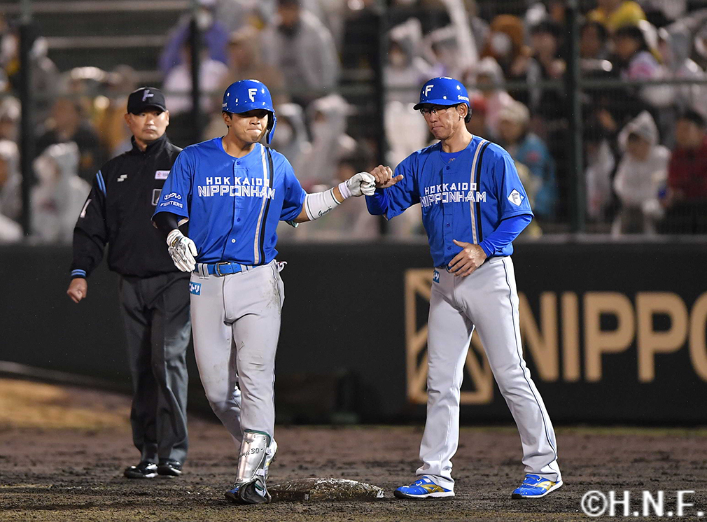 9回表、ライトへヒットを放った郡司選手