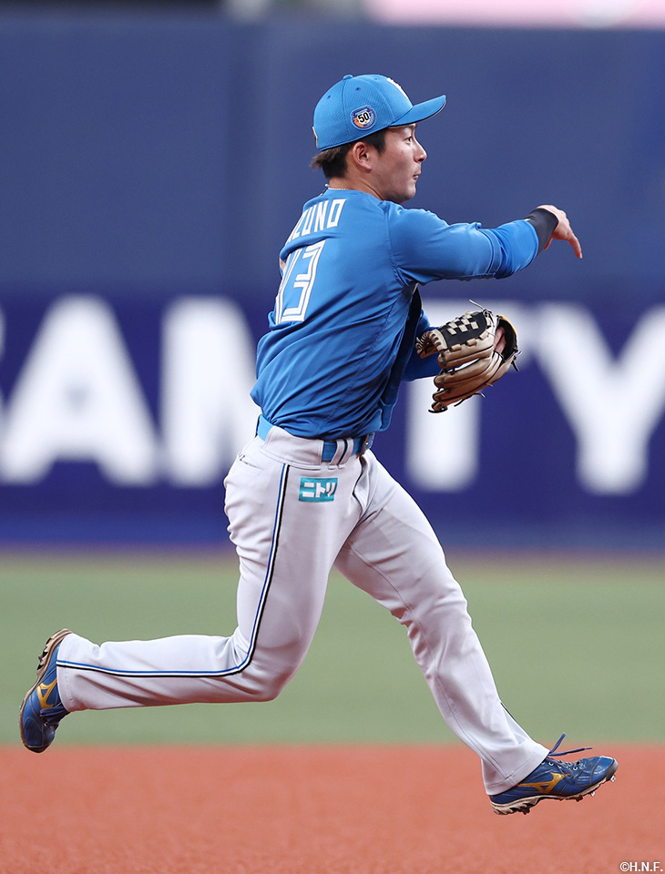 1回裏、好守をみせる水野選手