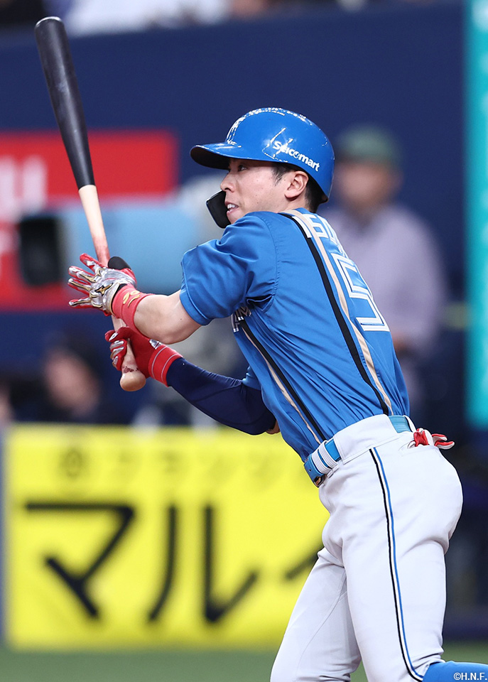 6回表、センターへヒットを放つ五十幡選手