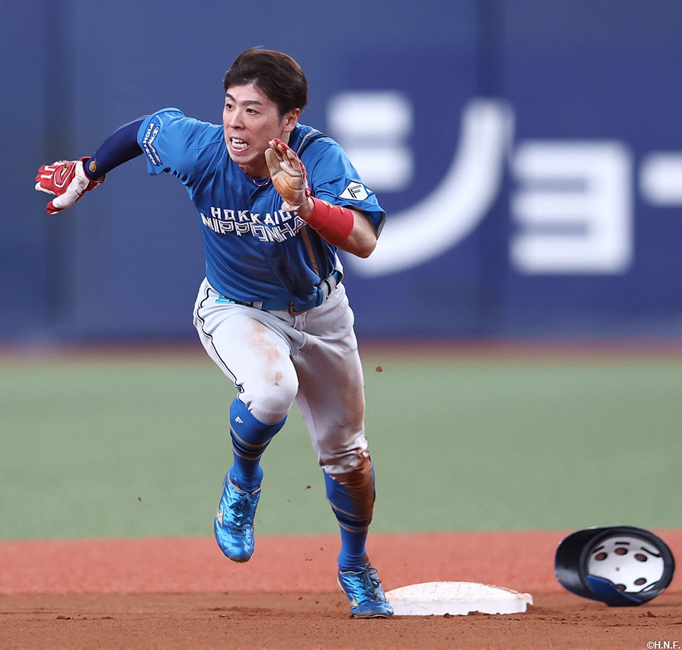 6回表、好走塁で三塁を狙う五十幡選手