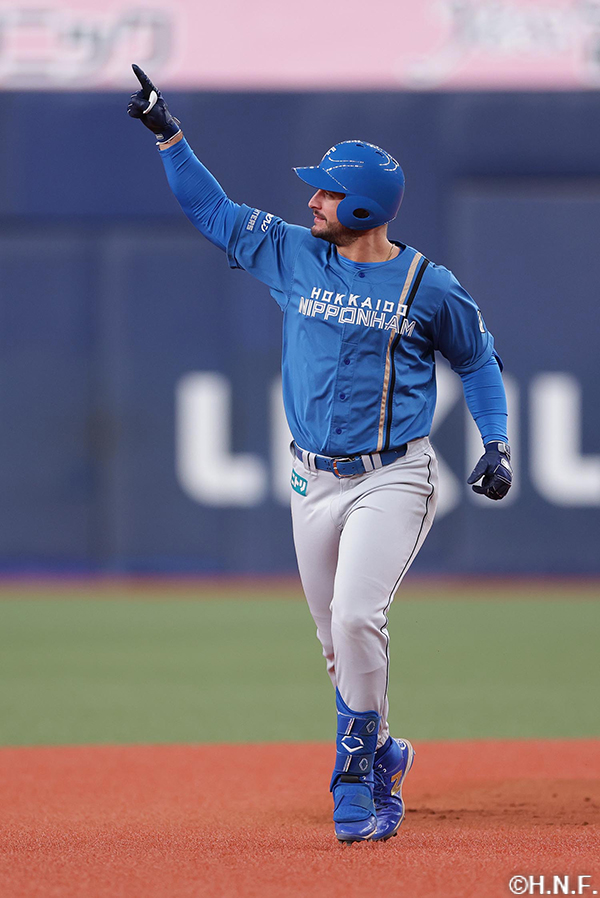 1回表、レフトへ先制の3ランを放ったマルティネス選手01