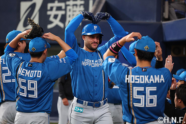 1回表、レフトへ先制の3ランを放ったマルティネス選手02