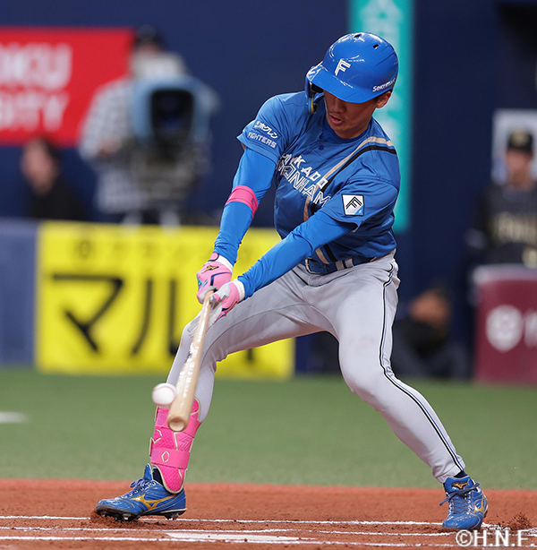 6回表、センターへヒットを放つ加藤豪選手