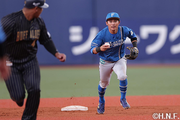 6回裏、挟殺プレーで走者を追う上川畑選手手