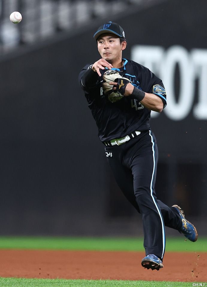 2回表、好守をみせる水野選手