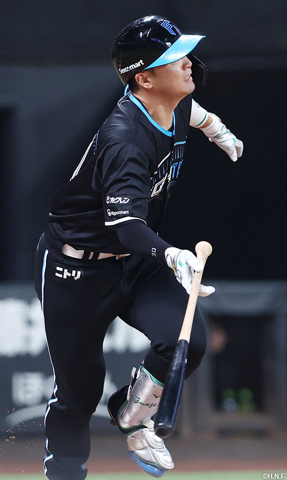 3回裏、逆転3ランを放つ郡司選手01