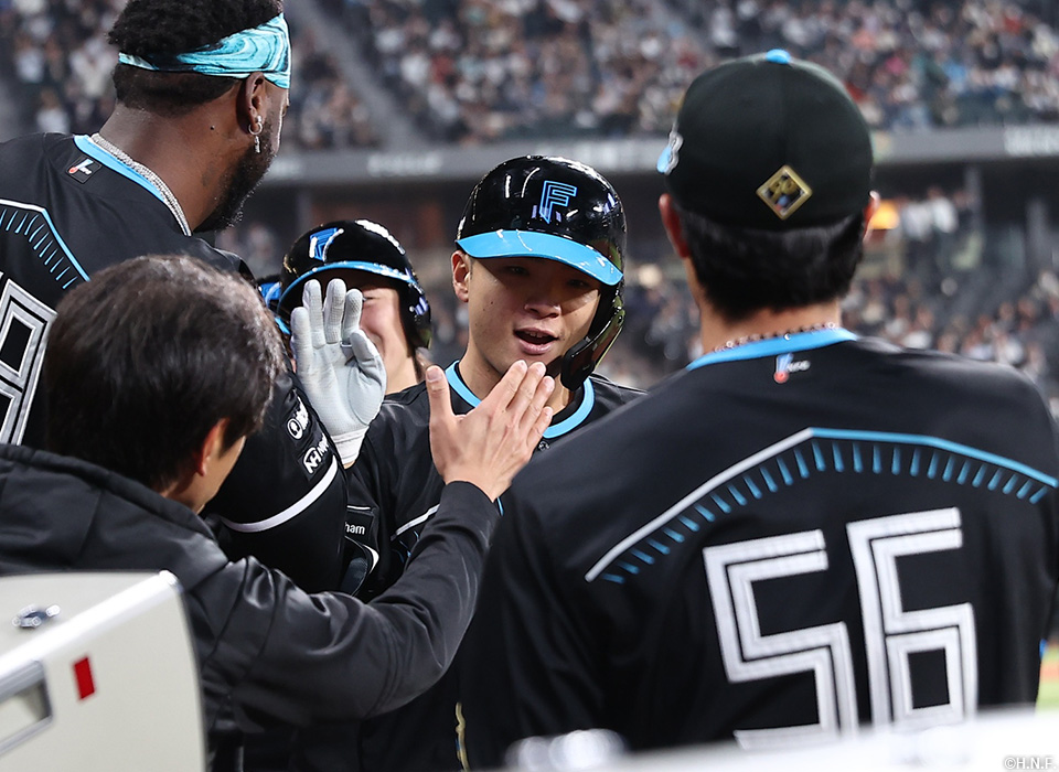 3回裏、逆転3ランを放つ郡司選手02