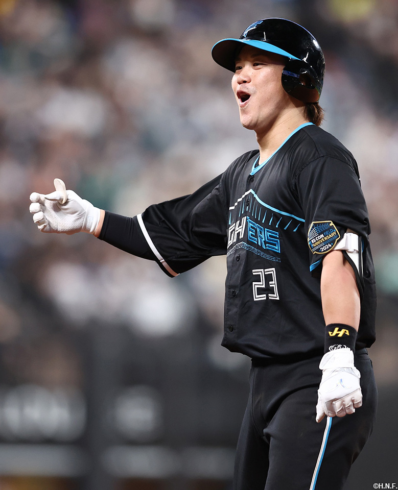 7回裏、適時打を放つ伏見選手02