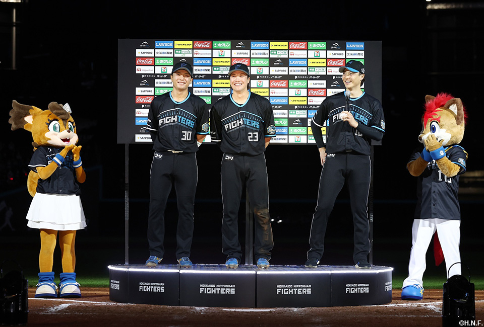 ヒーローの郡司選手、伏見選手、山﨑福投手01