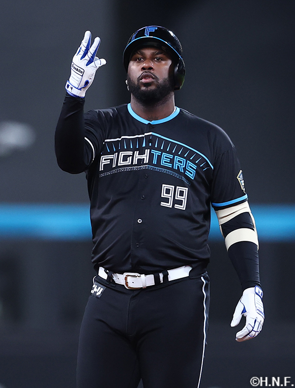 2回裏、センターへ二塁打を放ったレイエス選手