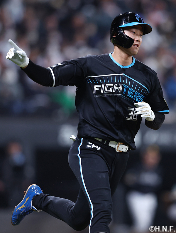 ２回裏、ライトへ同点2ランを放った石井選手01