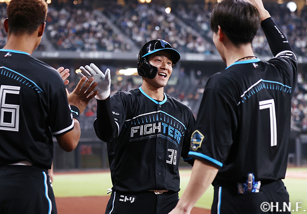 ２回裏、ライトへ同点2ランを放った石井選手02