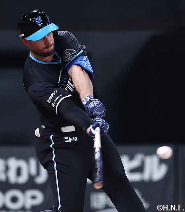 4回裏、ライトへヒットを放つマルティネス選手