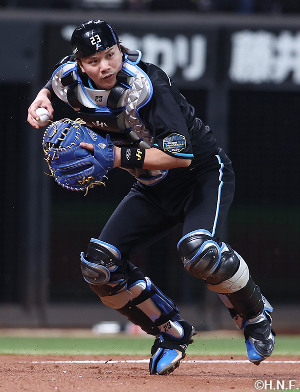 5回表、一塁へ送球する伏見選手