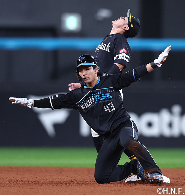 ５回裏、盗塁をきめる水野選手