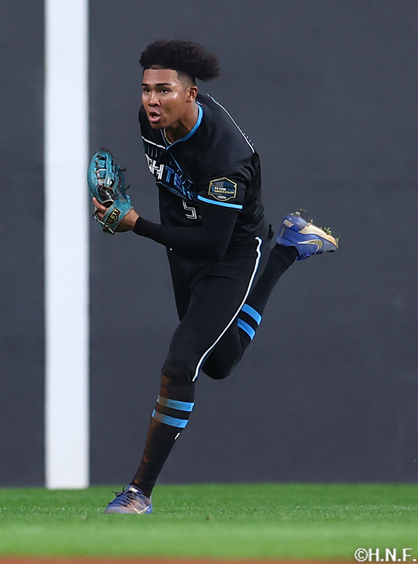 ７回表、好守をみせる水谷選手