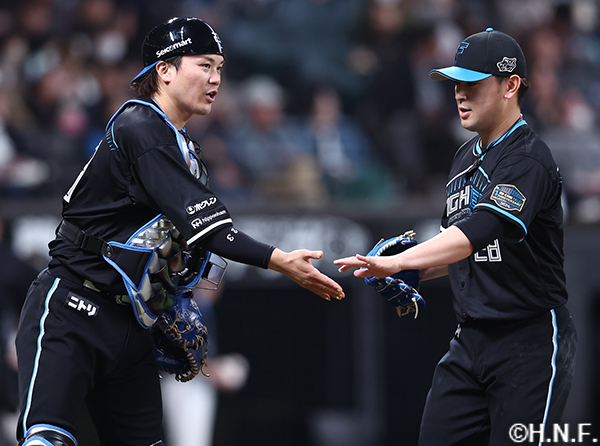 7回表を抑えた伏見選手と河野投手