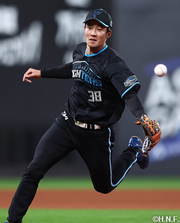 9回表、好守をみせる石井選手