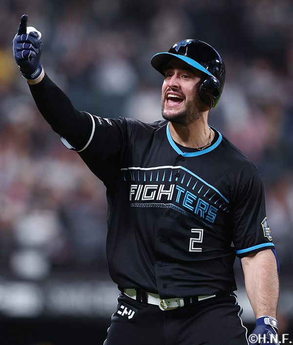 11回裏、レフトへ同点2ランを放ったマルティネス選手01