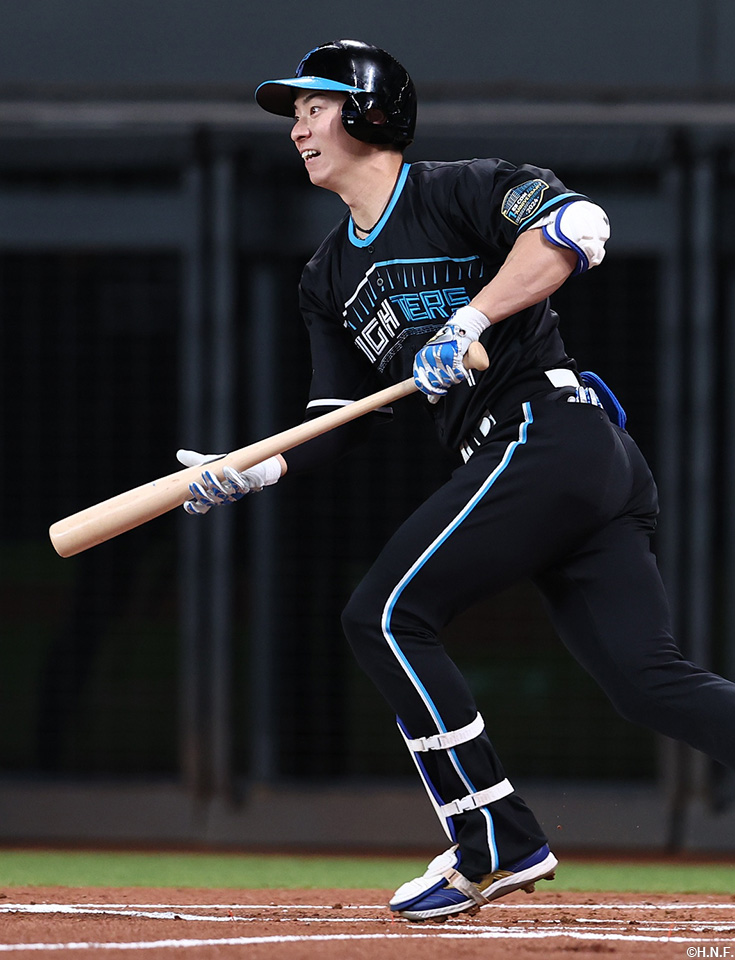 1回裏、二塁打を放つ松本剛選手