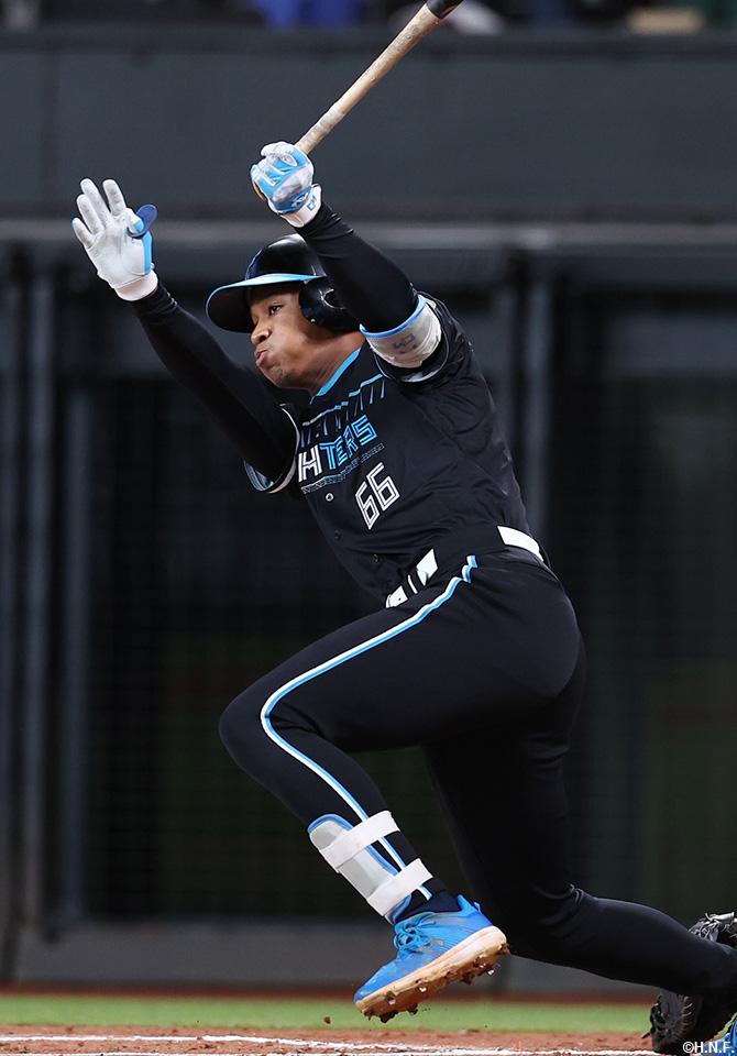 1回裏、先制適時打を放つ万波選手01