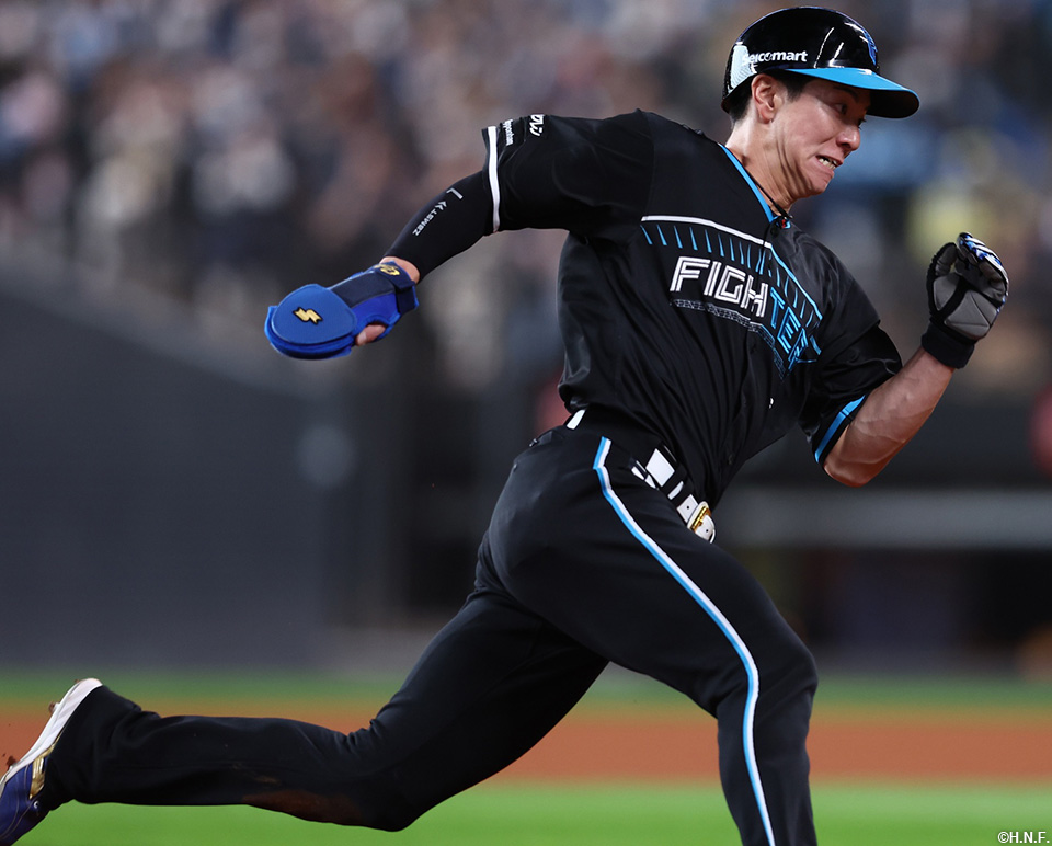 1回裏、三塁を回る松本剛選手