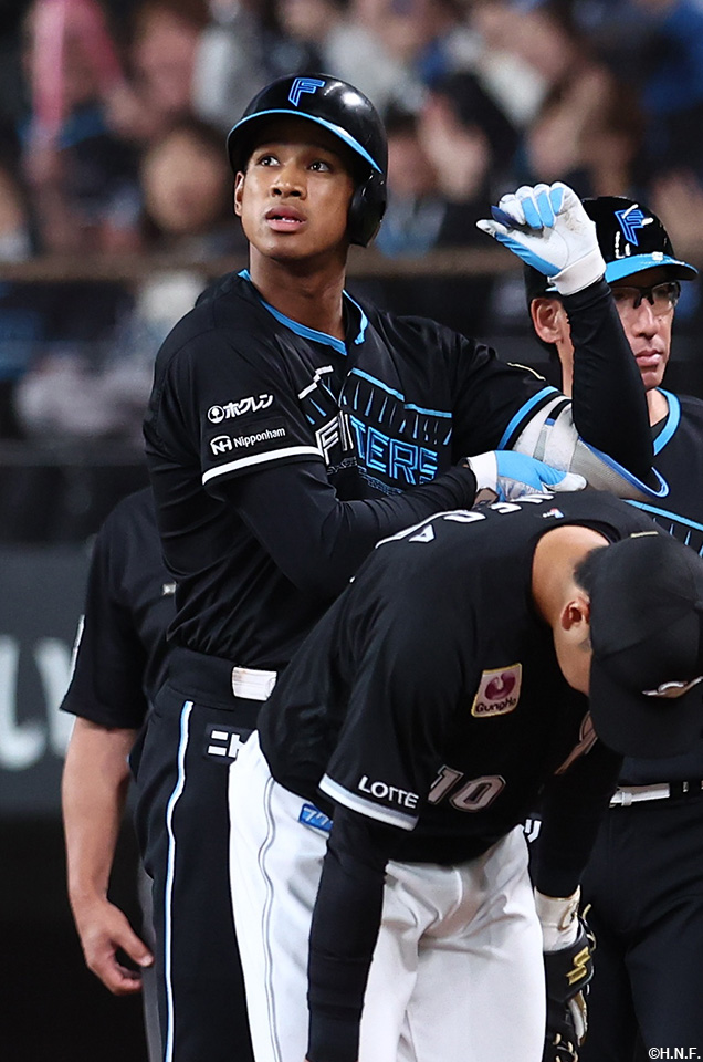 1回裏、先制適時打を放つ万波選手02