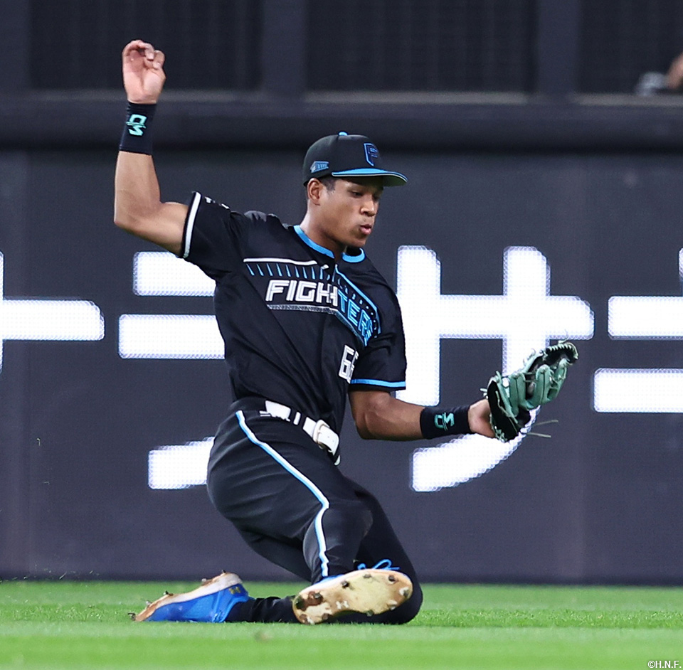 7回表、好守をみせる万波選手