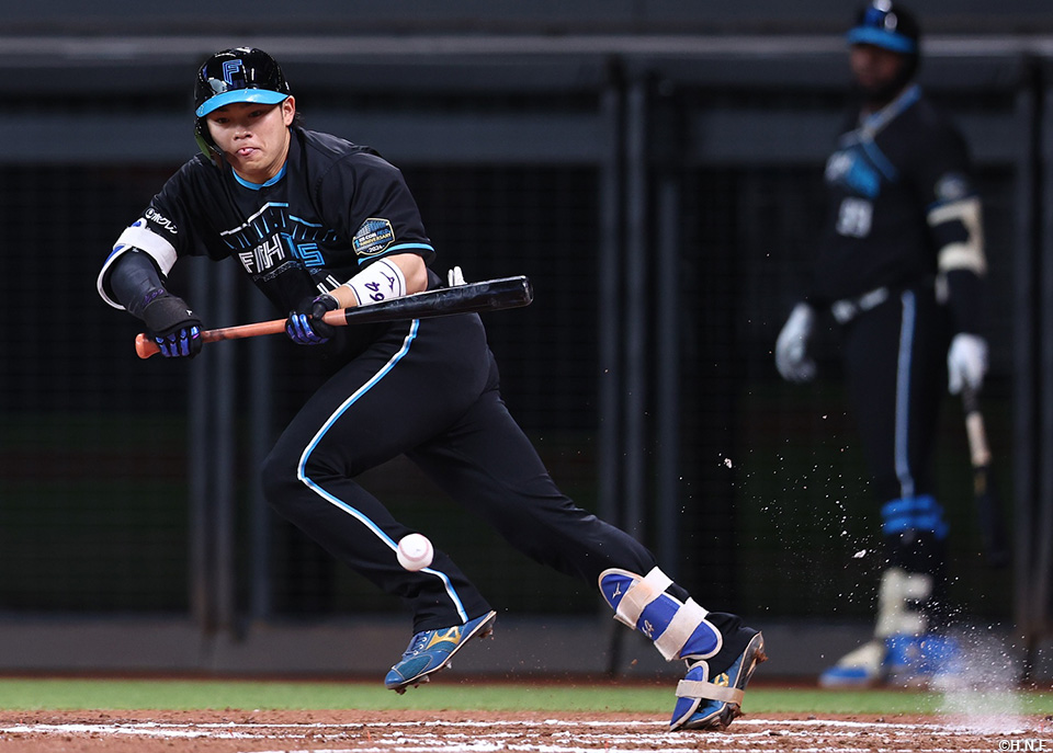 7回裏、セーフティバントで出塁する田宮選手