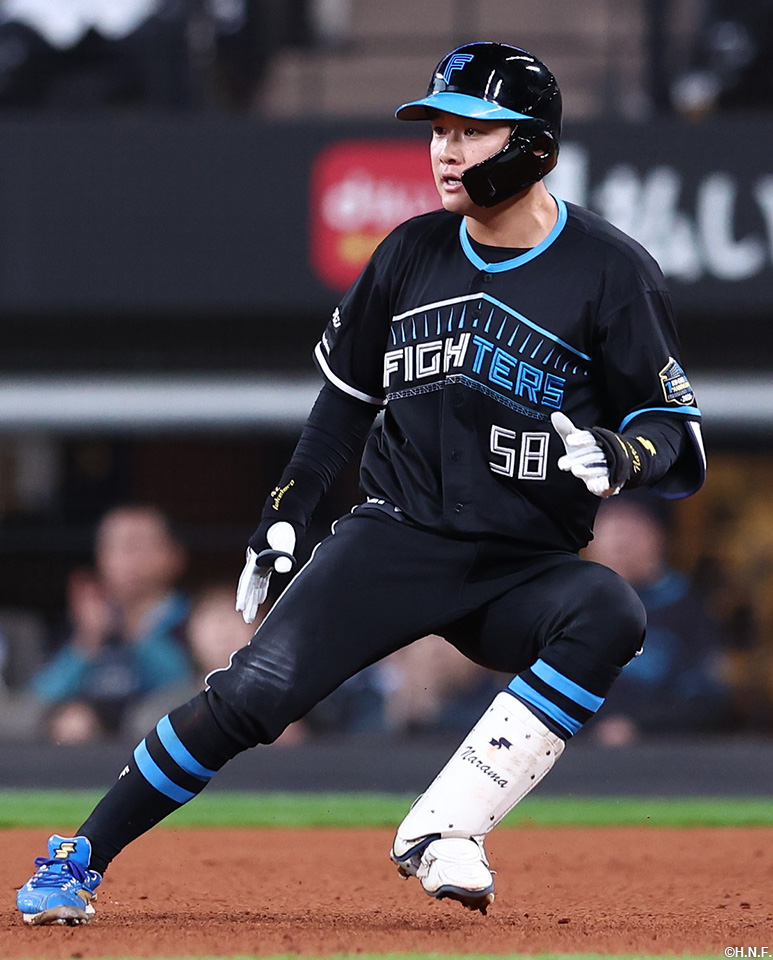 8回裏、レフトへヒットを放った奈良間選手