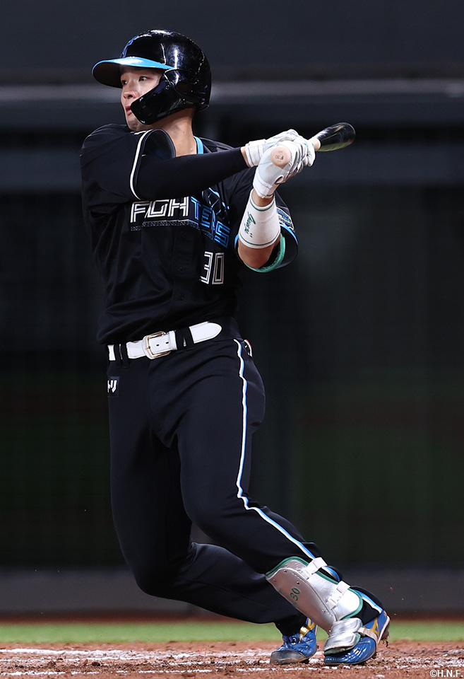 8回裏、センターへヒットを放つ郡司選手