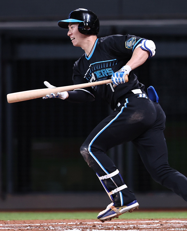 8回裏、適時打を放つ松本剛選手