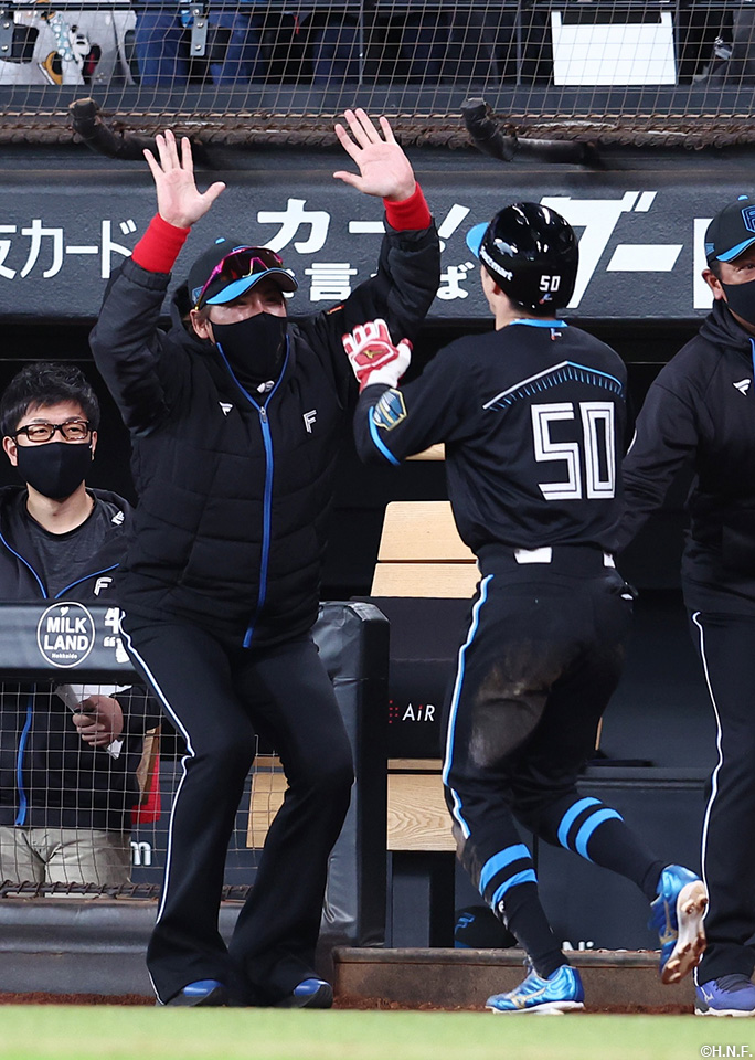 8回裏、五十幡選手を迎える新庄監督