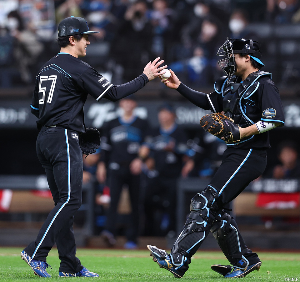 北山投手にウイニングボールを渡す田宮選手01