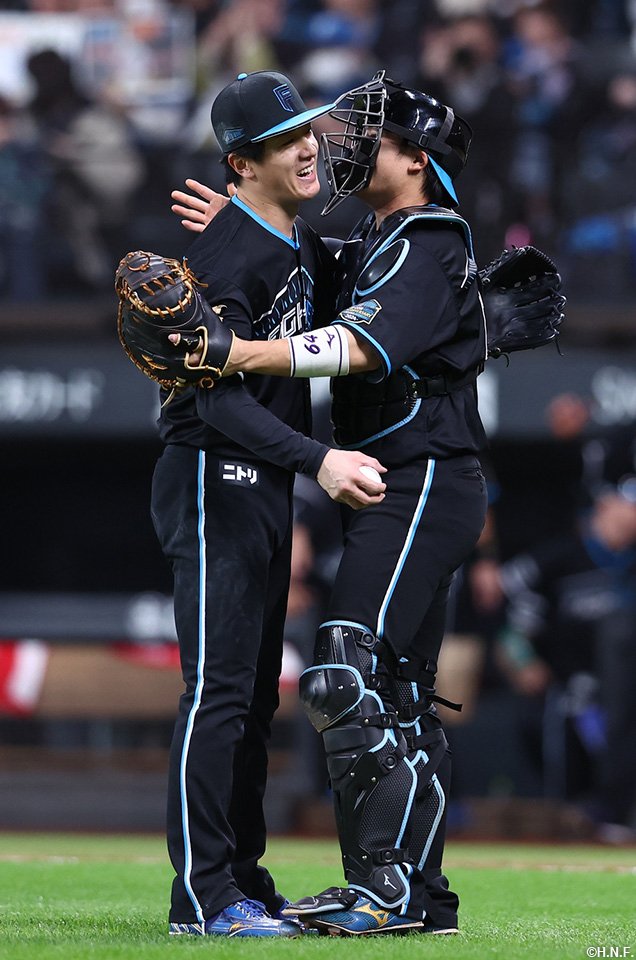 北山投手にウイニングボールを渡す田宮選手02