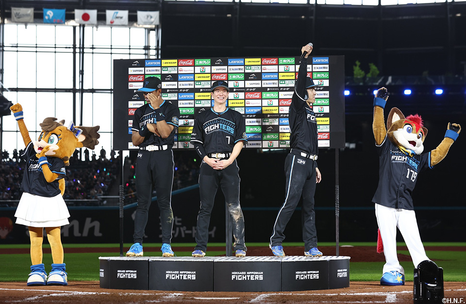 ヒーローの万波選手、松本剛選手、北山投手01