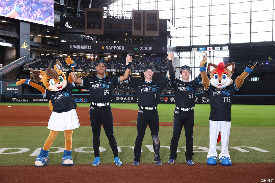 ヒーローの万波選手、松本剛選手、北山投手02