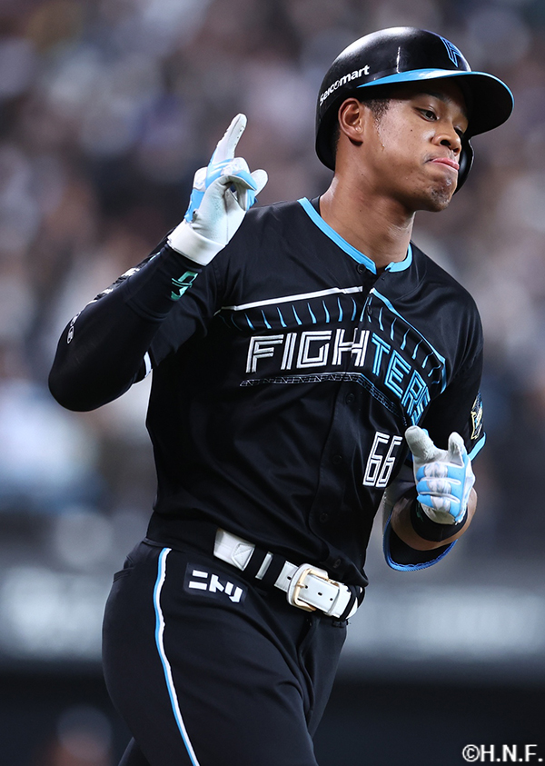 4回裏、先制の2ランを放った万波選手01