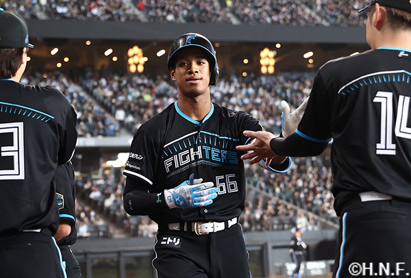 4回裏、先制の2ランを放った万波選手02