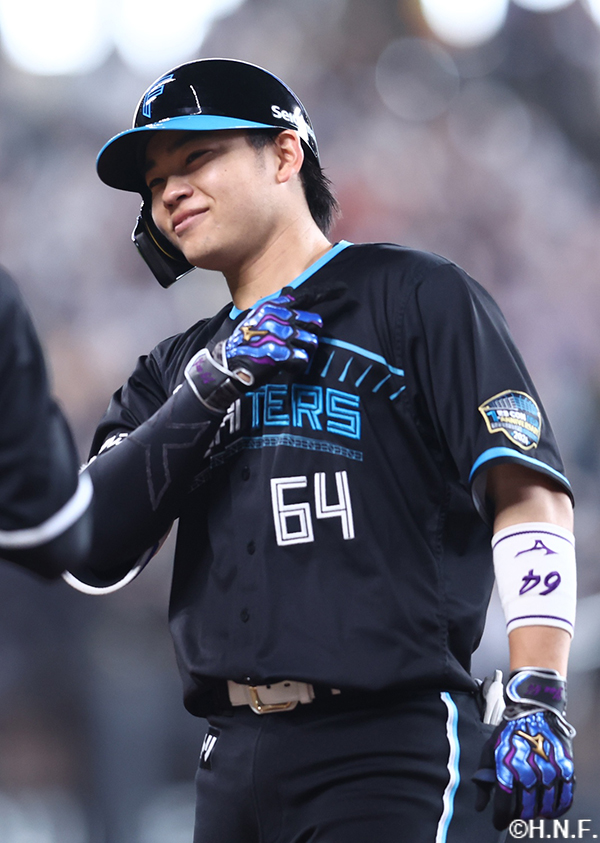 4回裏、センターへ適時打を放った田宮選手