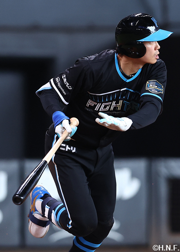 4回裏、センターへ適時打を放つ中島卓選手