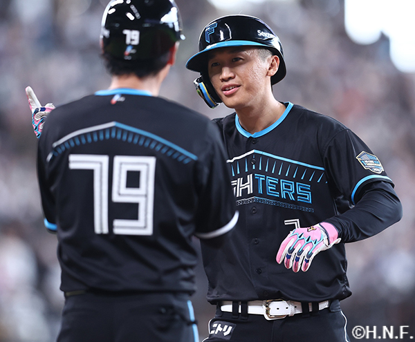 4回裏、レフトへヒットを放った加藤豪選手