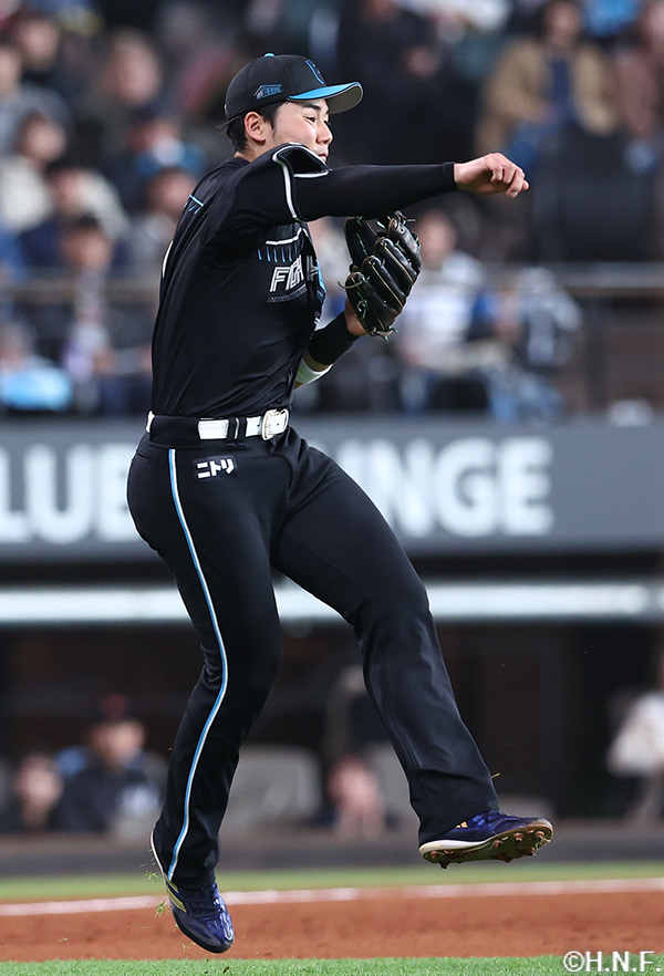 5回表、好守をみせる清宮選手