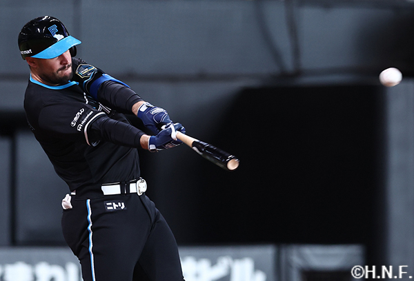 5回裏、ライトへ二塁打を放つマルティネス選手