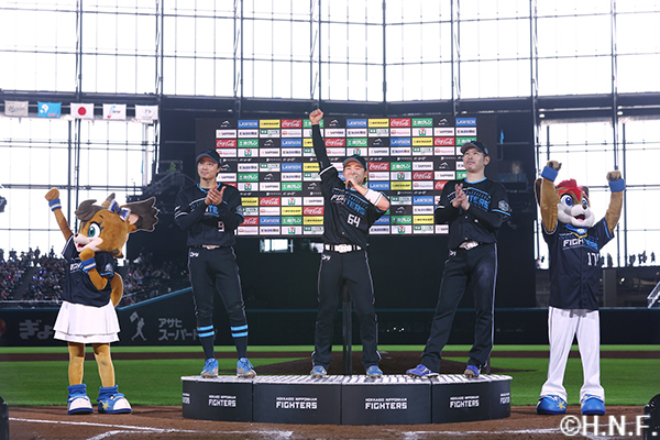 ヒーローの中島卓選手、田宮選手、加藤貴投手01