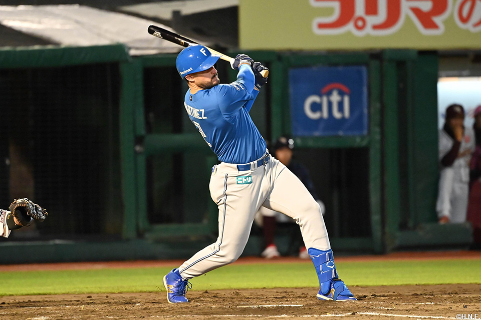 4回表、センターへヒットを放つマルティネス選手