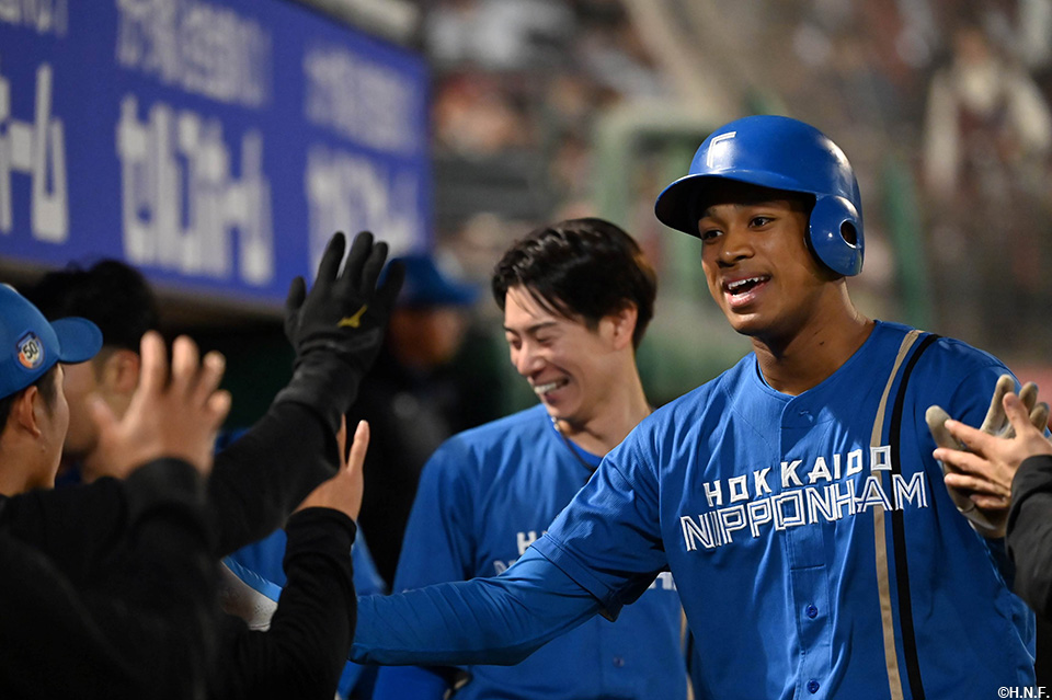 4回表、生還した万波選手