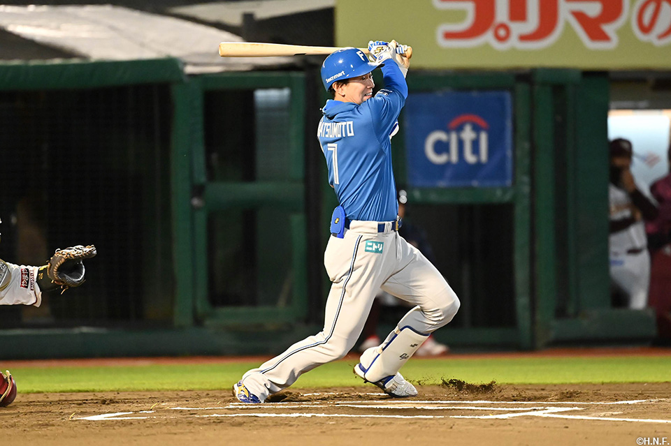 6回表、ライトへヒットを放つ松本剛選手