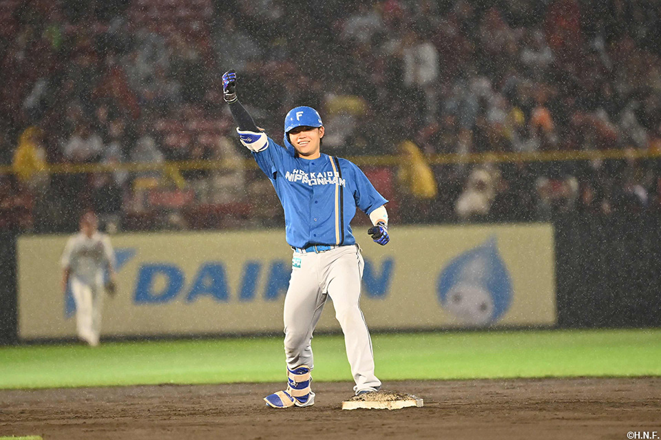 12回表、二塁打を放った田宮選手