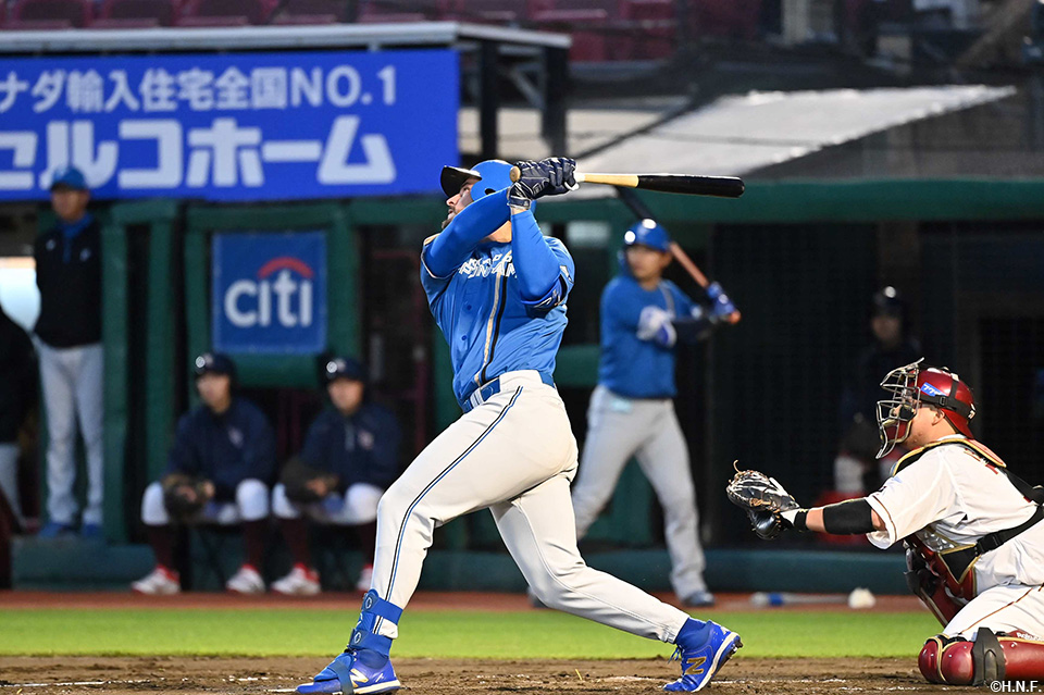 2回表、ライトへヒットを放つマルティネス選手